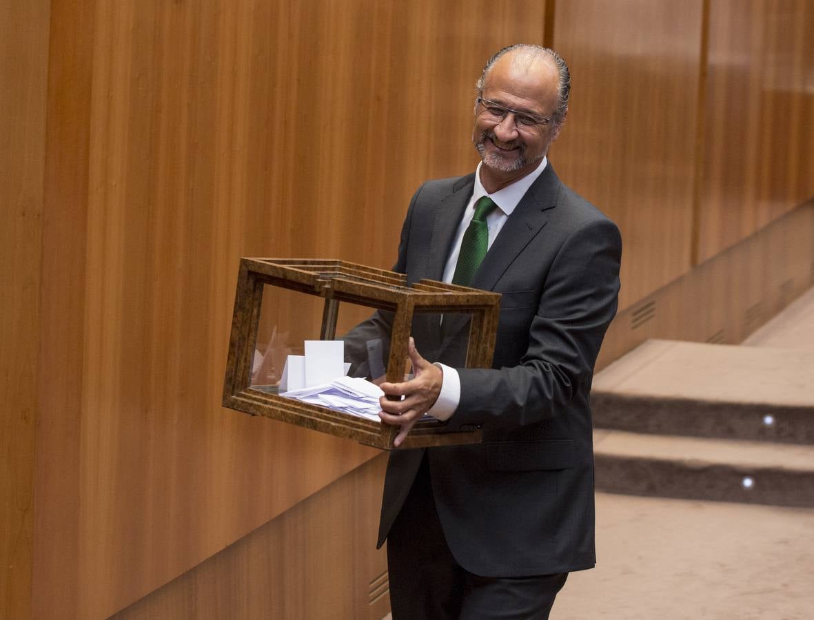 Los votos a favor de PP y Ciudadanos han convertido al vitoriano Javier Maroto en nuevo senador autonómico por Castilla y León | El vicesecretario de Organización del PP (sin vinculación anterior con la comunidad) ha sido elegido como miembro de la Cámara Alta, junto con los socialistas Teresa López y Fran Díaz, en una votación conjunta, no exenta de polémica.