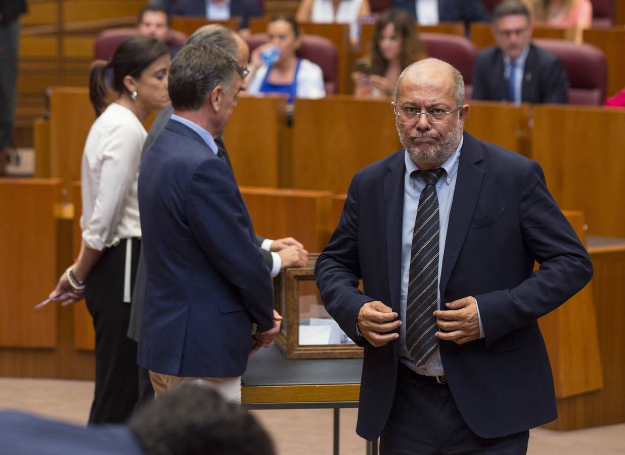 Los votos a favor de PP y Ciudadanos han convertido al vitoriano Javier Maroto en nuevo senador autonómico por Castilla y León | El vicesecretario de Organización del PP (sin vinculación anterior con la comunidad) ha sido elegido como miembro de la Cámara Alta, junto con los socialistas Teresa López y Fran Díaz, en una votación conjunta, no exenta de polémica.