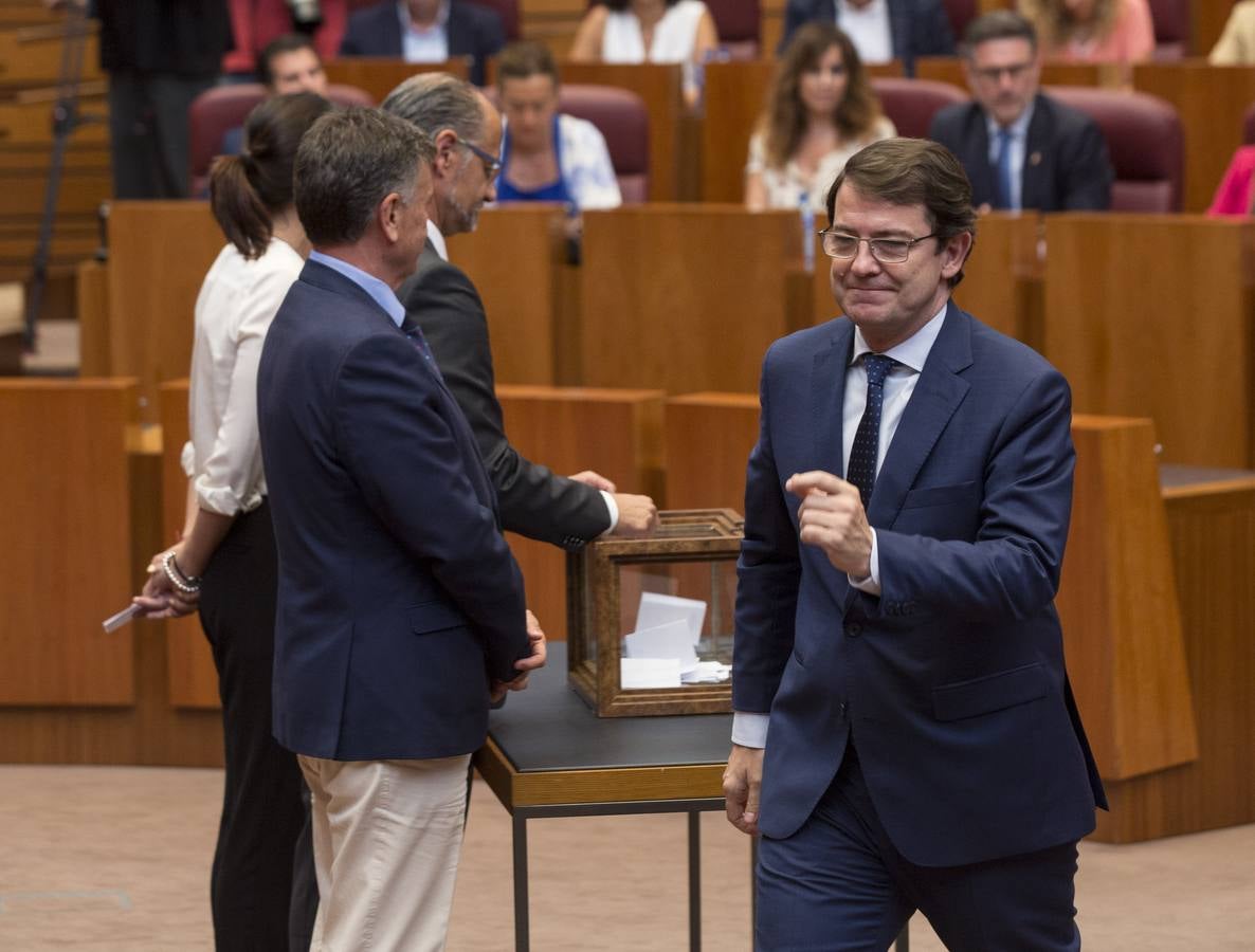 Los votos a favor de PP y Ciudadanos han convertido al vitoriano Javier Maroto en nuevo senador autonómico por Castilla y León | El vicesecretario de Organización del PP (sin vinculación anterior con la comunidad) ha sido elegido como miembro de la Cámara Alta, junto con los socialistas Teresa López y Fran Díaz, en una votación conjunta, no exenta de polémica.