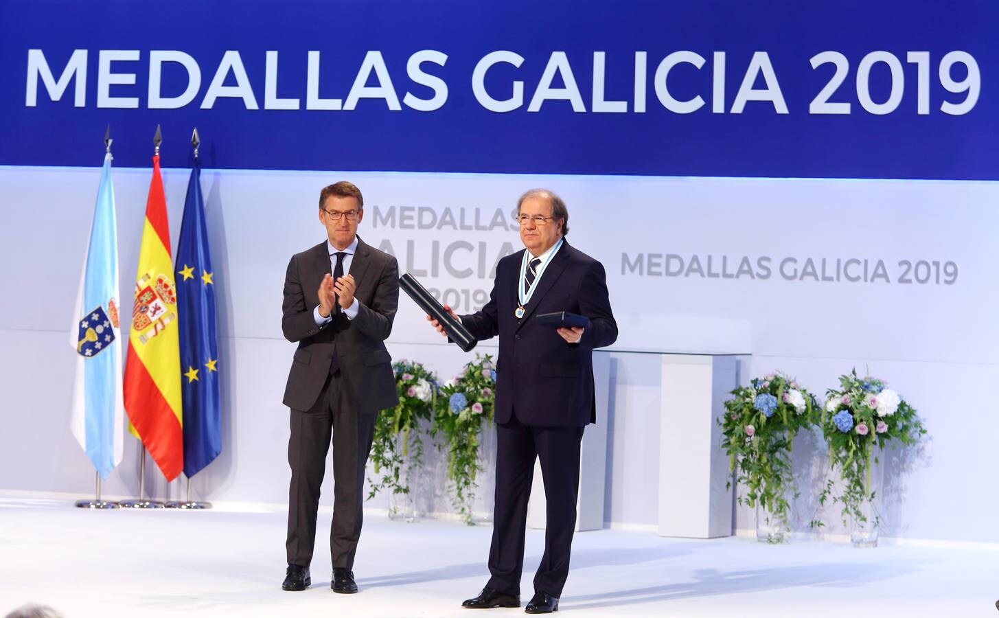 El expresidente de la Junta de Castilla y León, Juan Vicente Herrera (d), recibe la Medalla de Oro de Galicia de manos del presidente de la Xunta de Galicia, Alberto Núñez Feijoo (i).