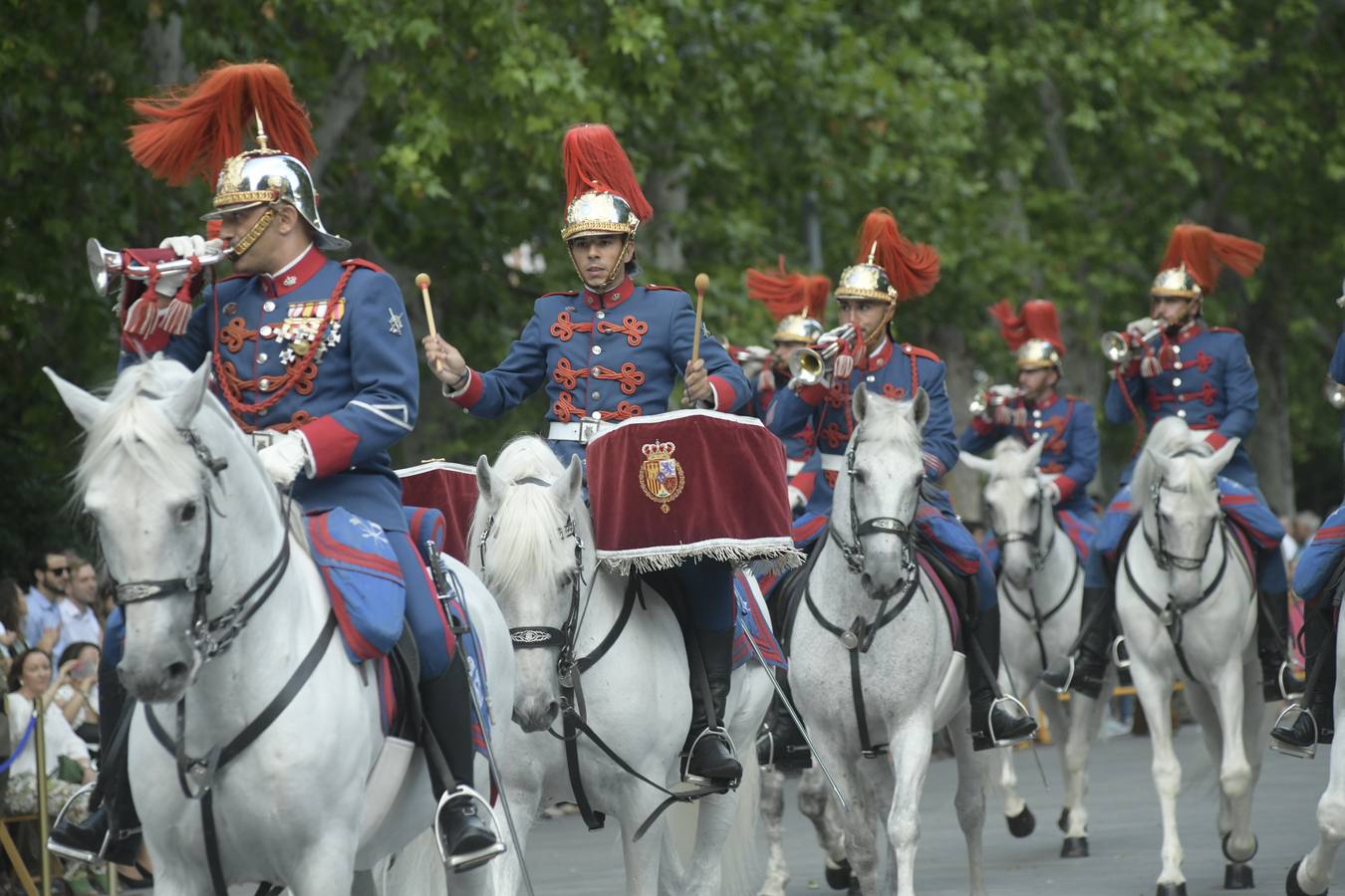 La Academia de Caballería de Valladolid festeja a su patrón, Santiago Apóstol con un desfile por la Acera de Recoletos.