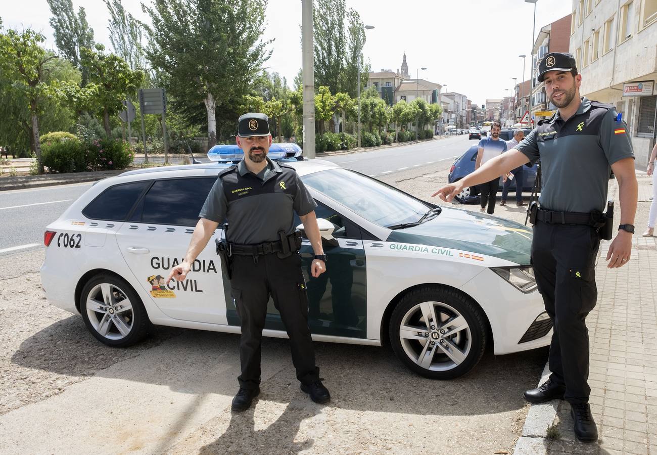 Dos guardias civiles auxilian a una mujer que se puso de parto en su coche en Medina de Rioseco (Valladolid).