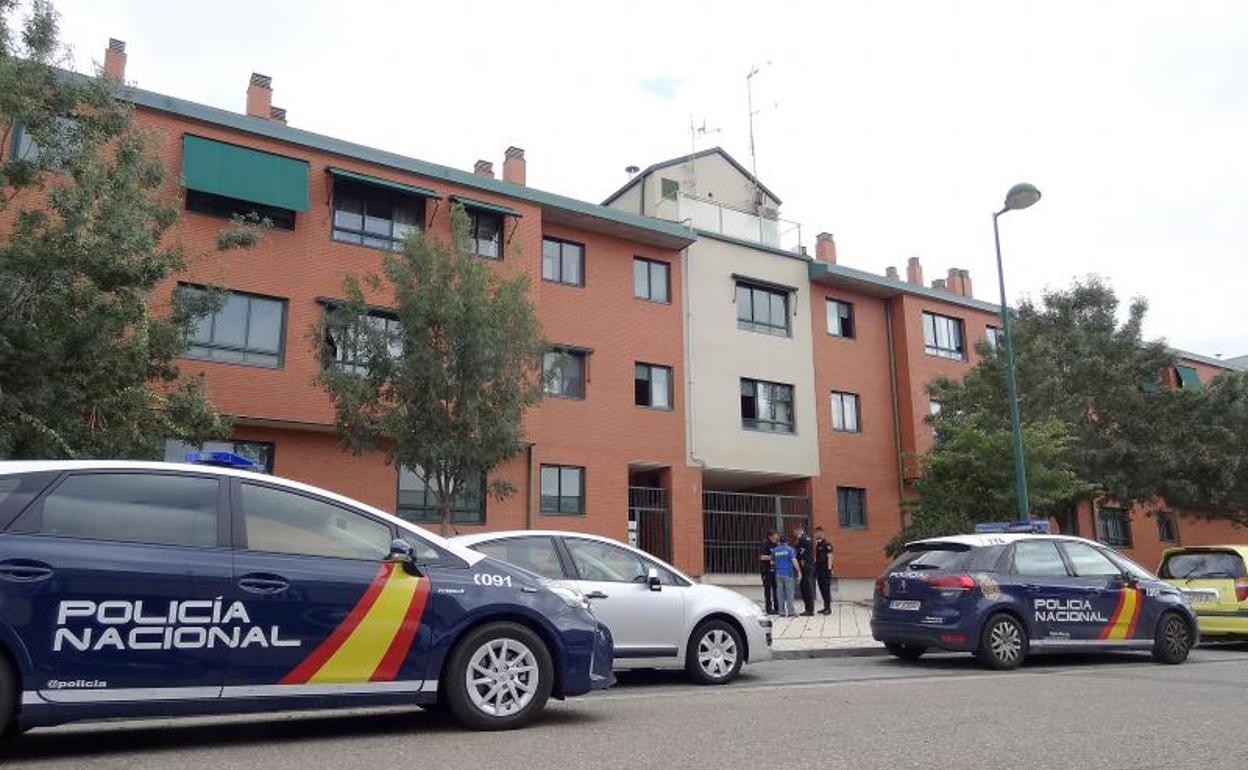 Los agentes de la Policía Nacional, a las puertas del bloque del Camino Viejo de Renedo.