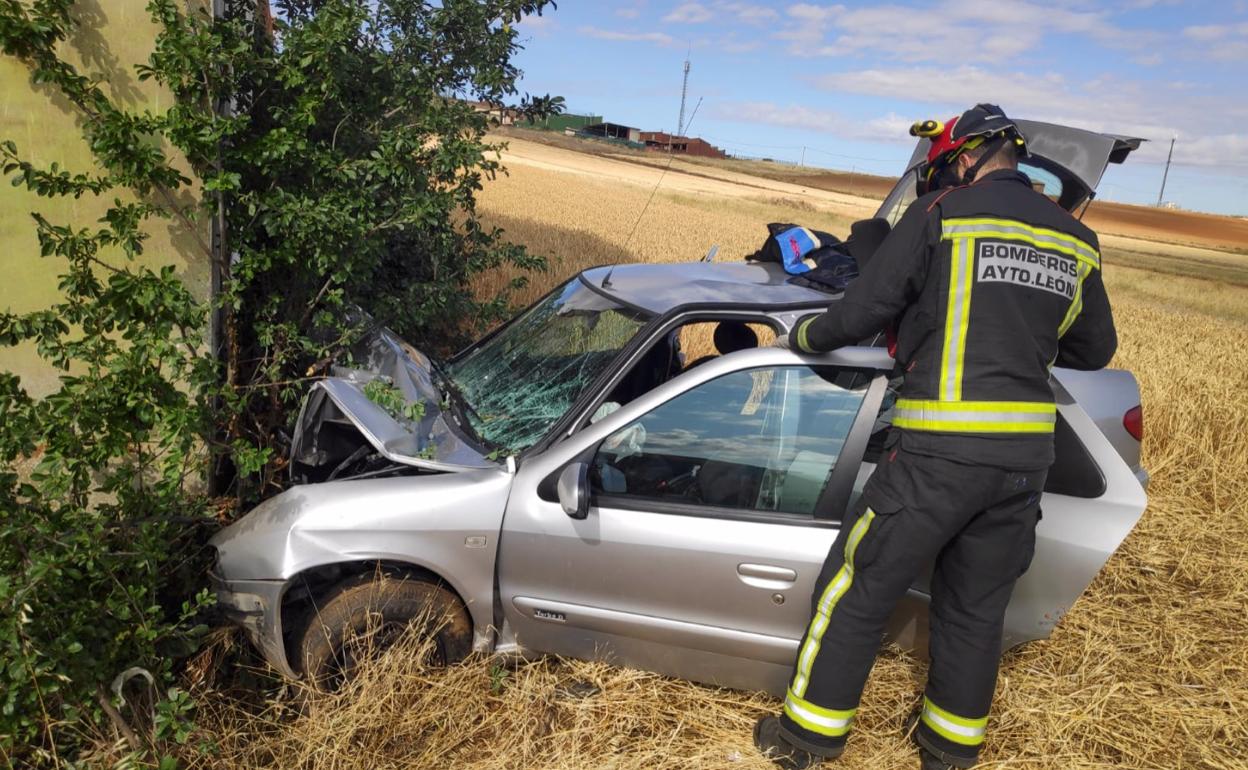 Los Bomberos de León en el lugar del accidente.