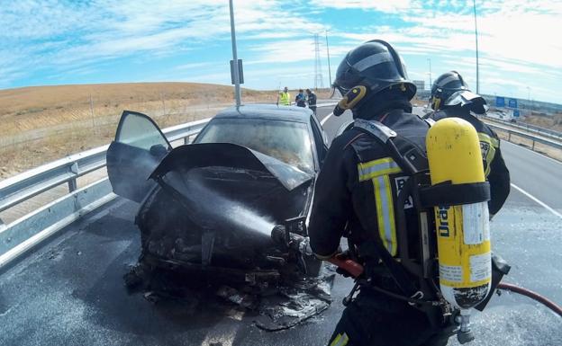 Arde un vehículo mientras circulaba por el nuevo enlace del Portillo