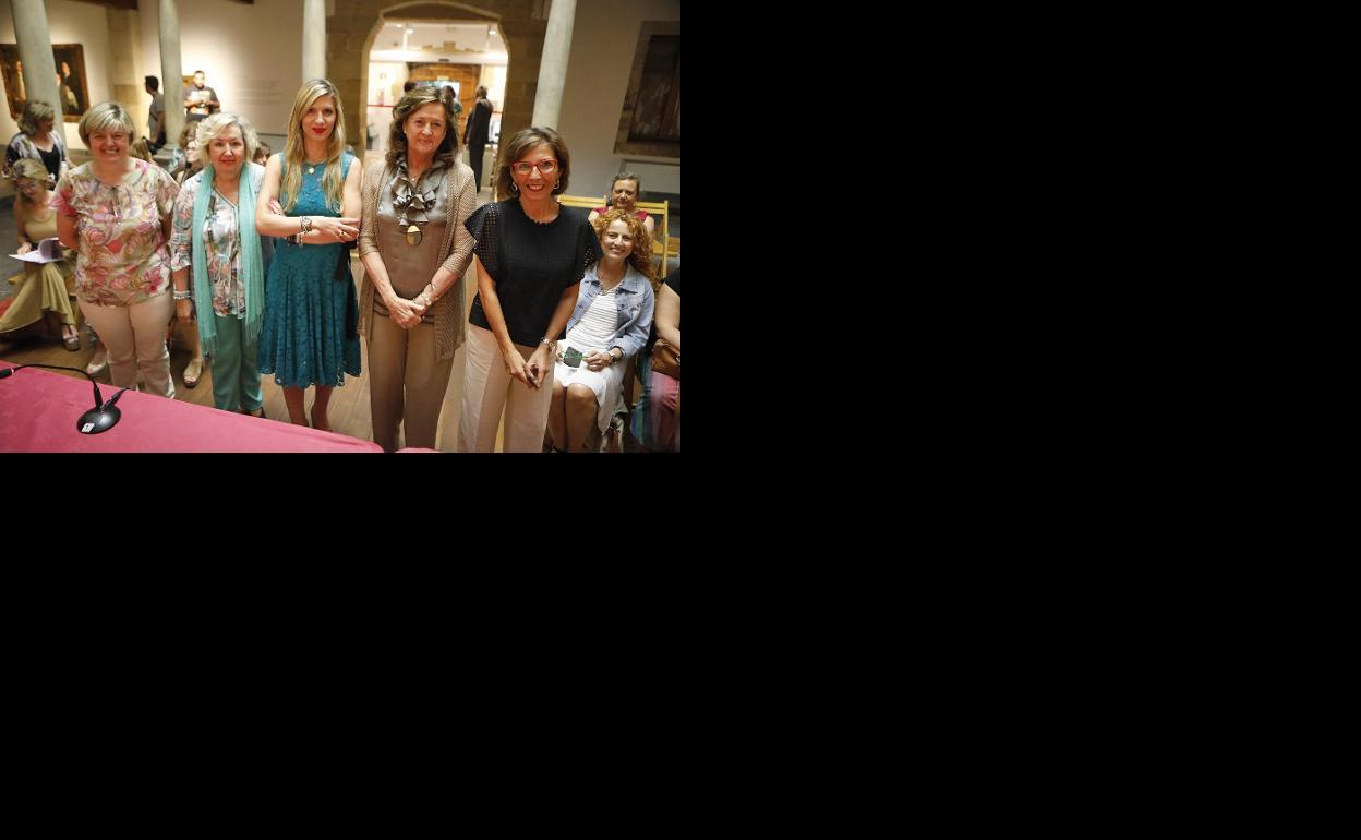 Luisa Amoedo, Carmen Miral, Begoña Fernández, Margarita Collado y Carla Reyes en la Casa Natal de Jovellanos.