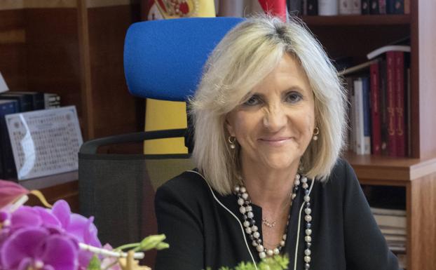 La nueva consejera de Sanidad, Verónica Casado, en su despacho, con el ramo de flores de sus excompañeros del centro de salud de Parquesol, en Valladolid. :: 