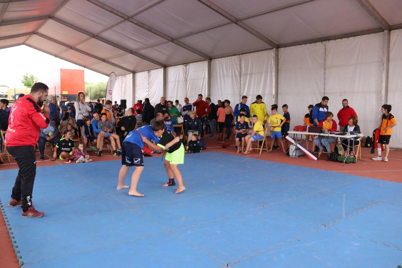 Corro de lucha en Valdefresno