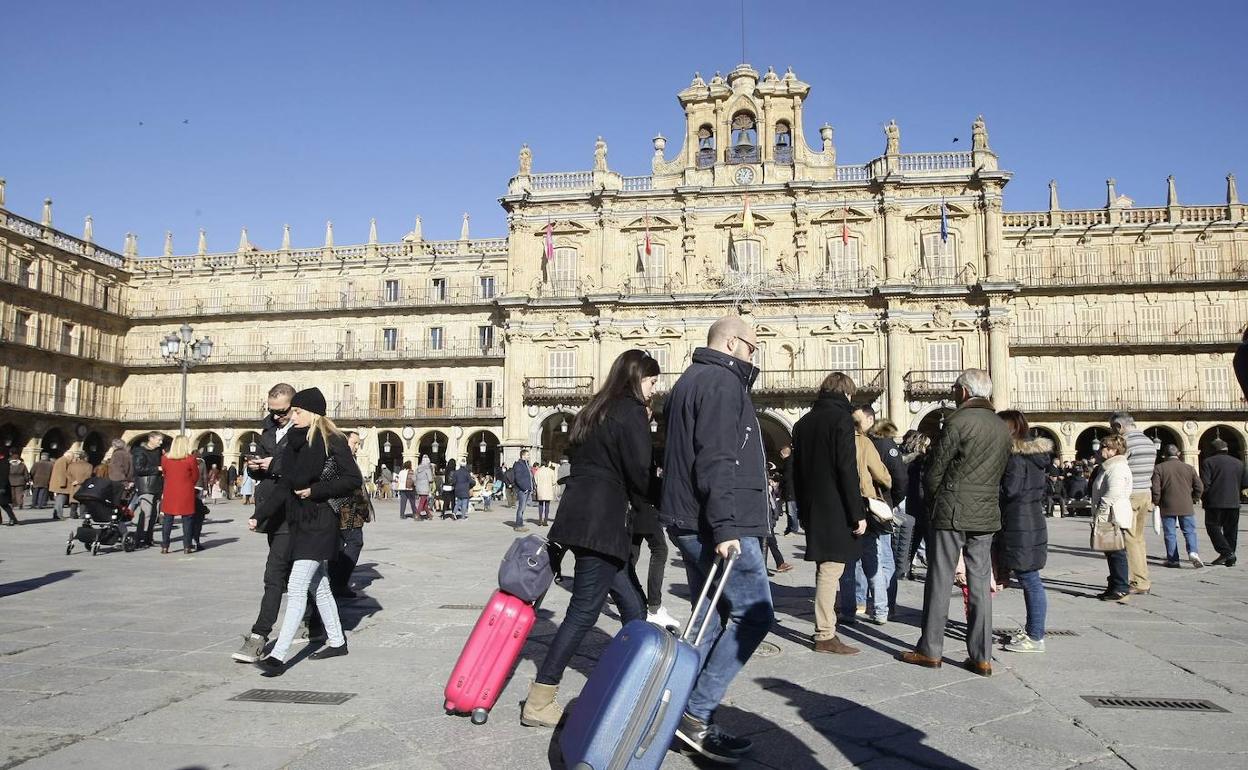 Turistas con maletas, en la Plaza Mayor de Salamanca.