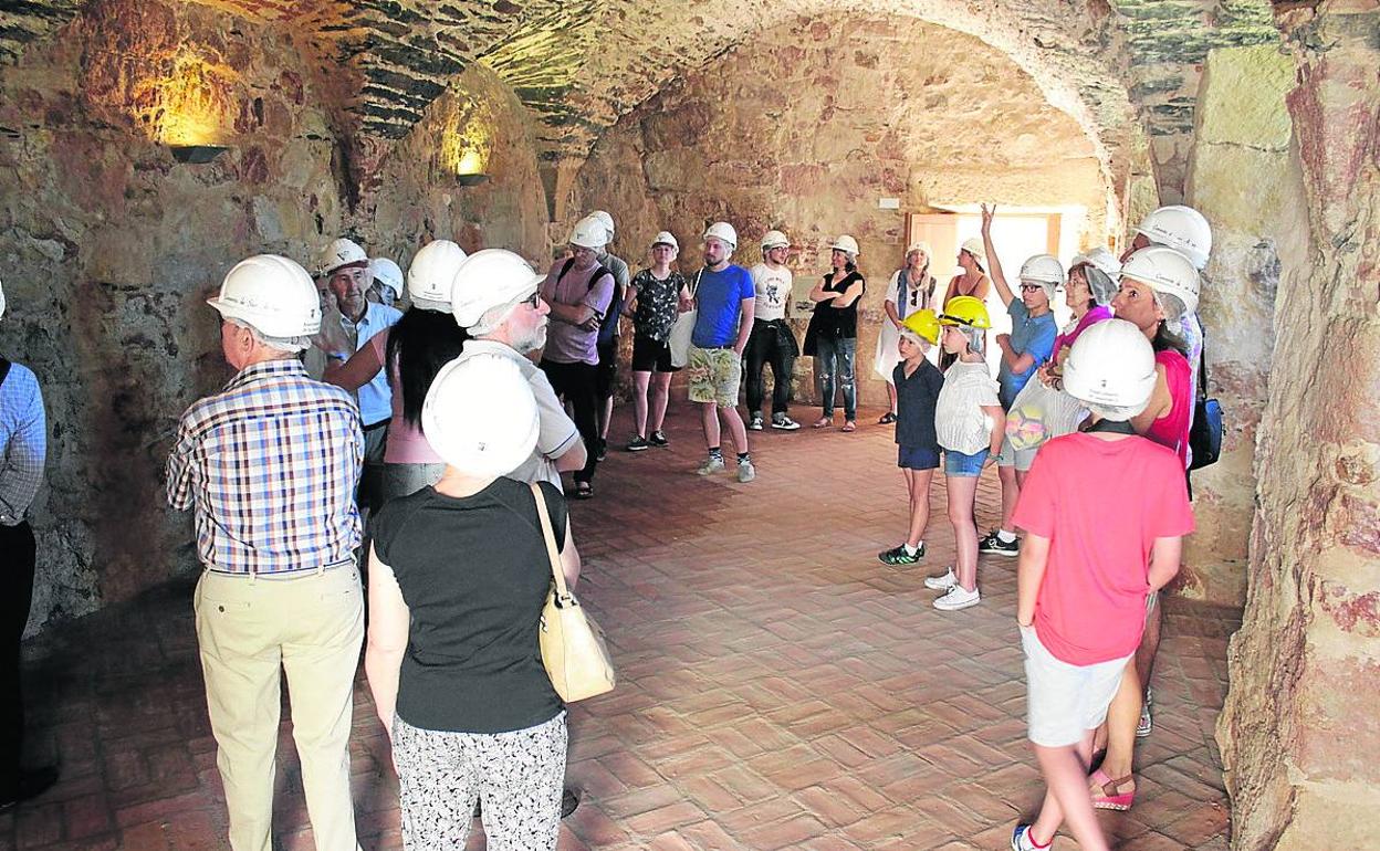 Participantes en una visita guiada al Pozo de la Nieve.