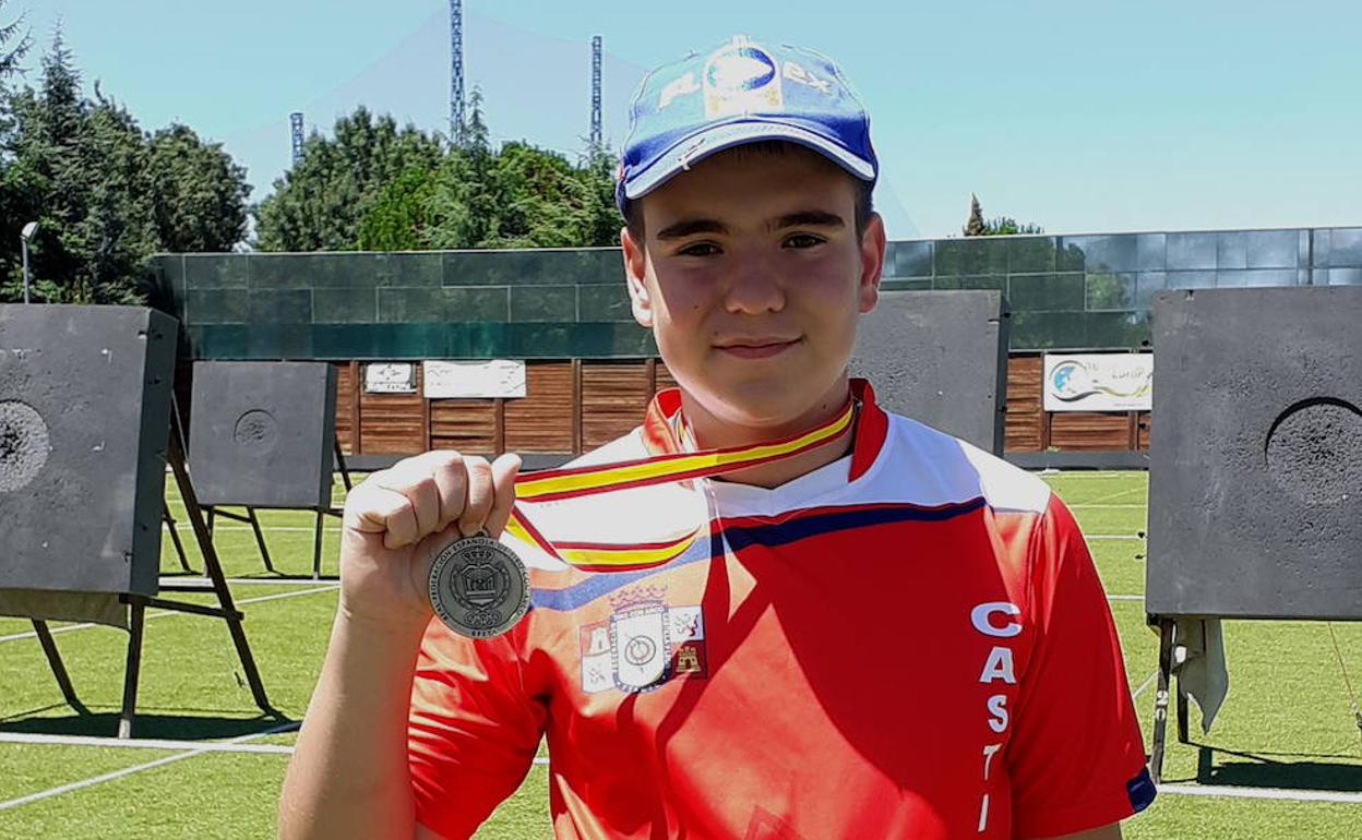 Héctor González con la medalla de oro. 