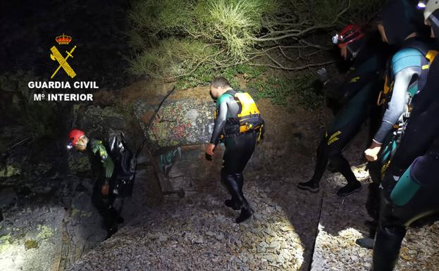 El grupo subacuático de la Guardia Civil rescata a dos senderistas enriscados en el pantano de San Facundo