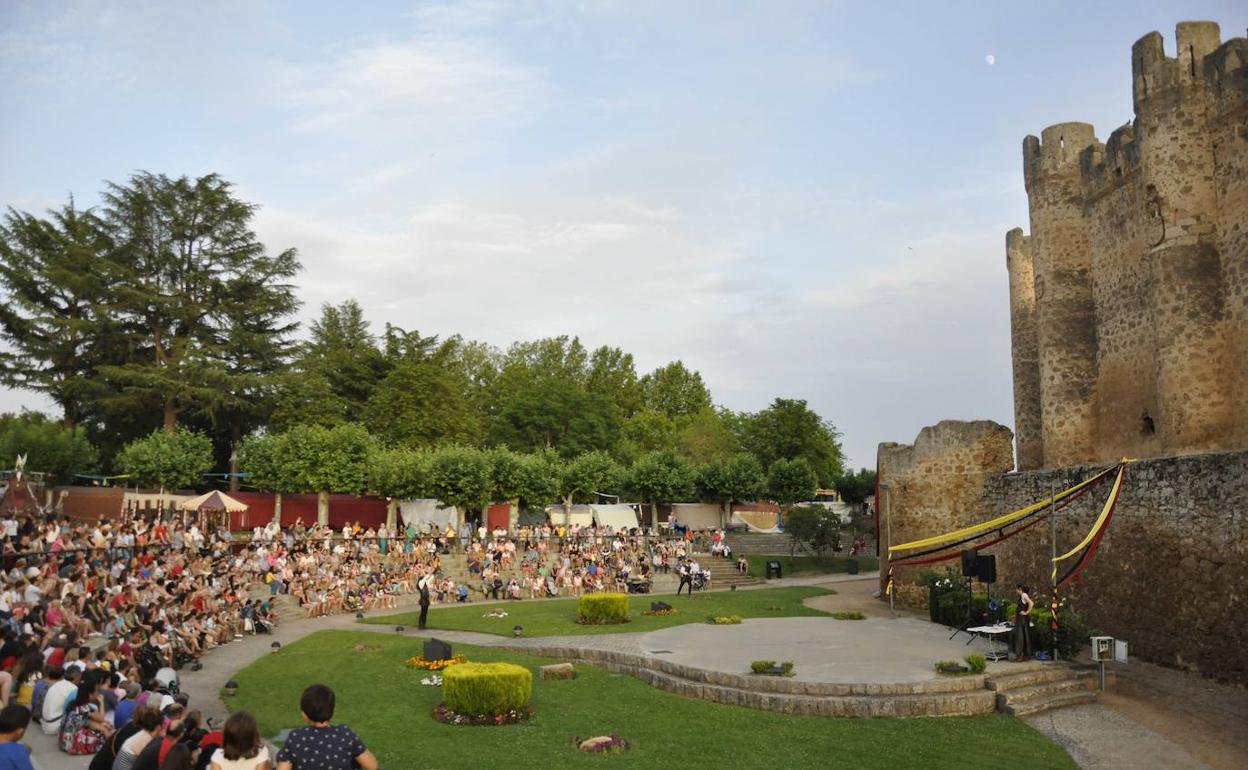 Vista de una actividad junto al Castillo de Valencia de Don Juan. 