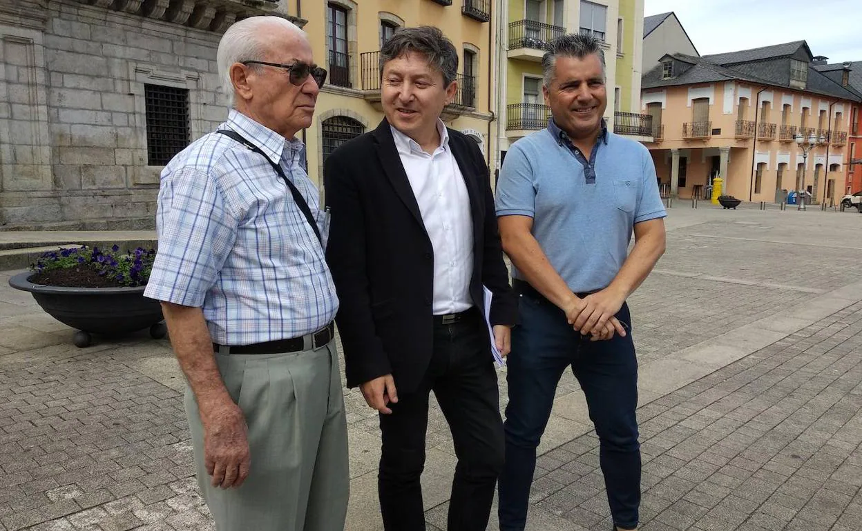 El portavoz municipal de USE Bierzo, Samuel Folgueral y el exconcejal Santiago Macías junto al hijo del primer alcalde republicano de Ponferrada, Francisco Puente Falagán, en la plaza del Ayuntamiento de Ponferrada.