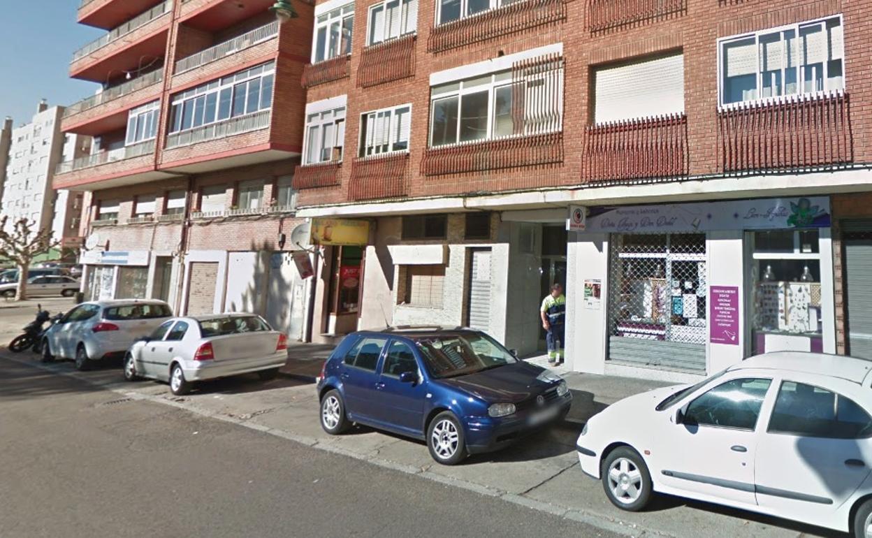 Una herida por quemaduras tras incendiarse la cocina de su vivienda en la calle Demetrio Monserrín