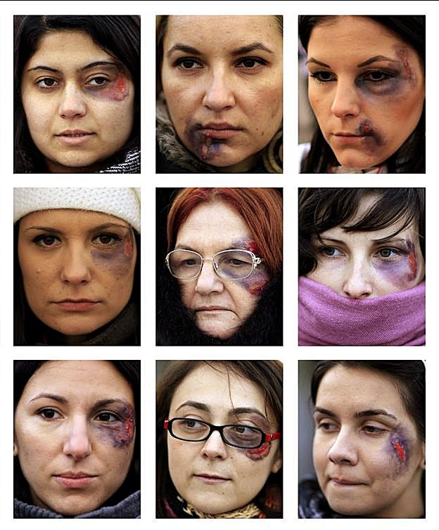 Combo de rostros de mujeres, maquillada como si hubiesen sufrido una paliza, que participaron en una protesta contra la violencia de género. 