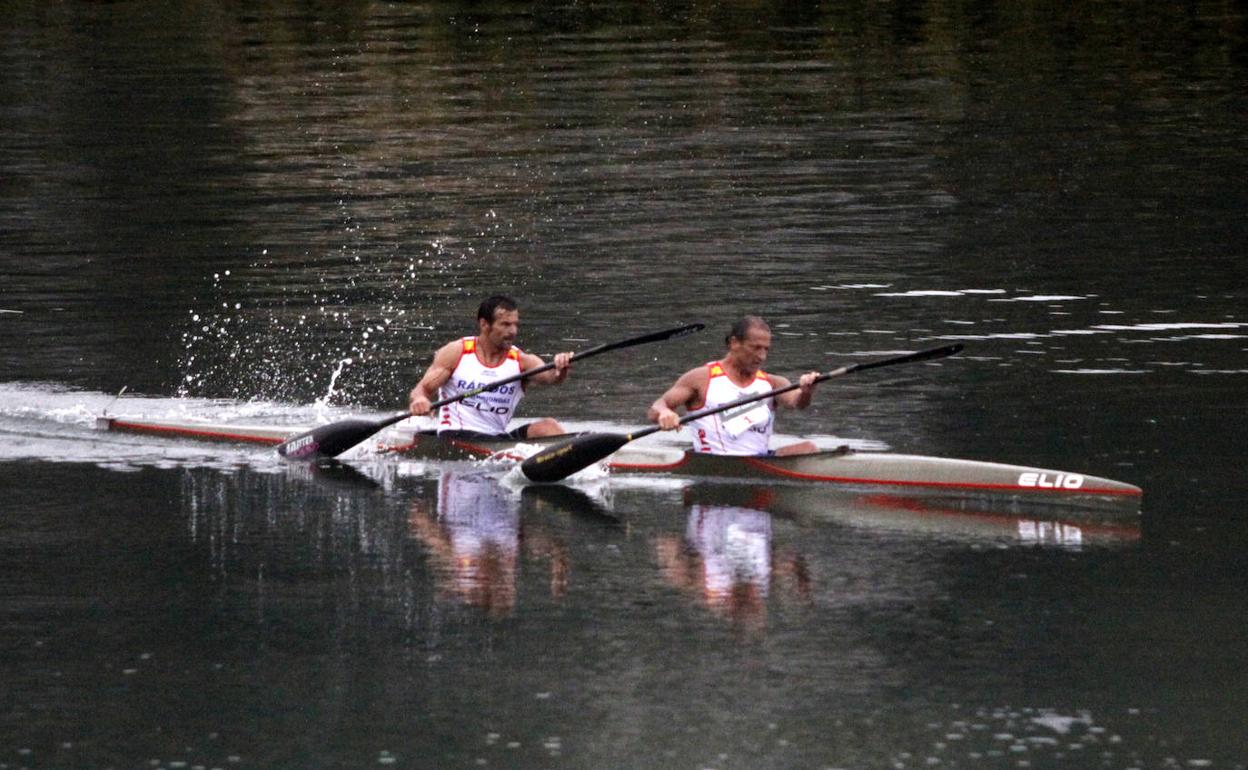 Julio Martinez y Emilio Llamedo, junto al Puente de Ribadesella.