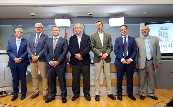 Consejería de Transparencia. De izquierda a dereca, José María Crespo, Joaquín Meseguer, Carlos Aguilar, Francisco Igea, Fernando Navarro, José Miguel García y Antonio Calonge, tras el acto de toma de posesión de los altos cargos de la Junta