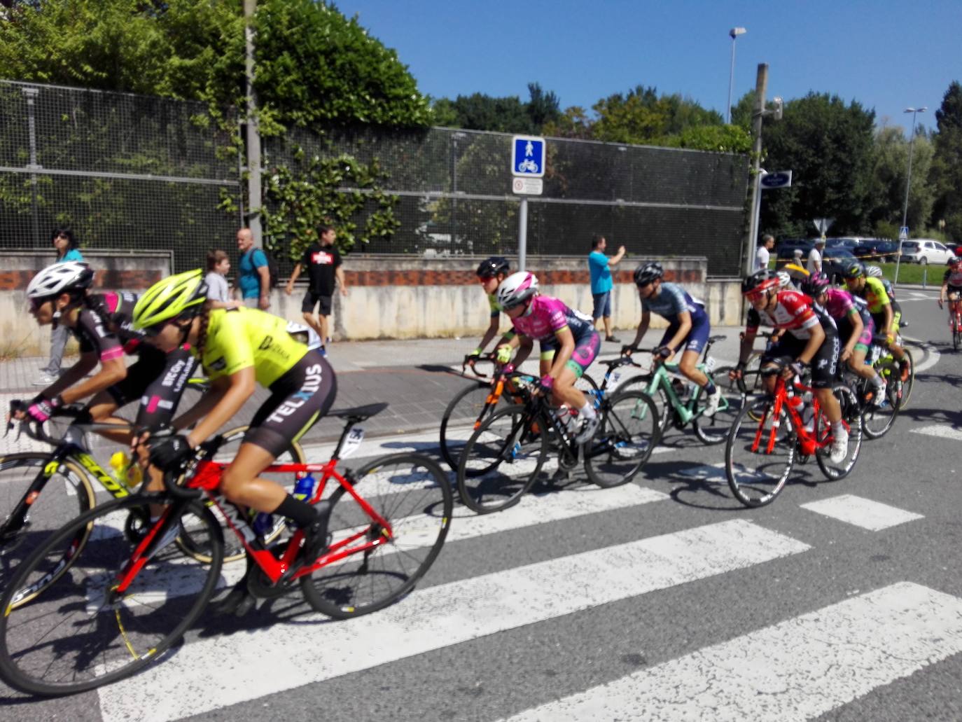 Emoción por todo lo alto en la disputa de la primera edición femenina de la Clásica de San Sebastián, con mucho público animando a las corredoras por todo el recorrido