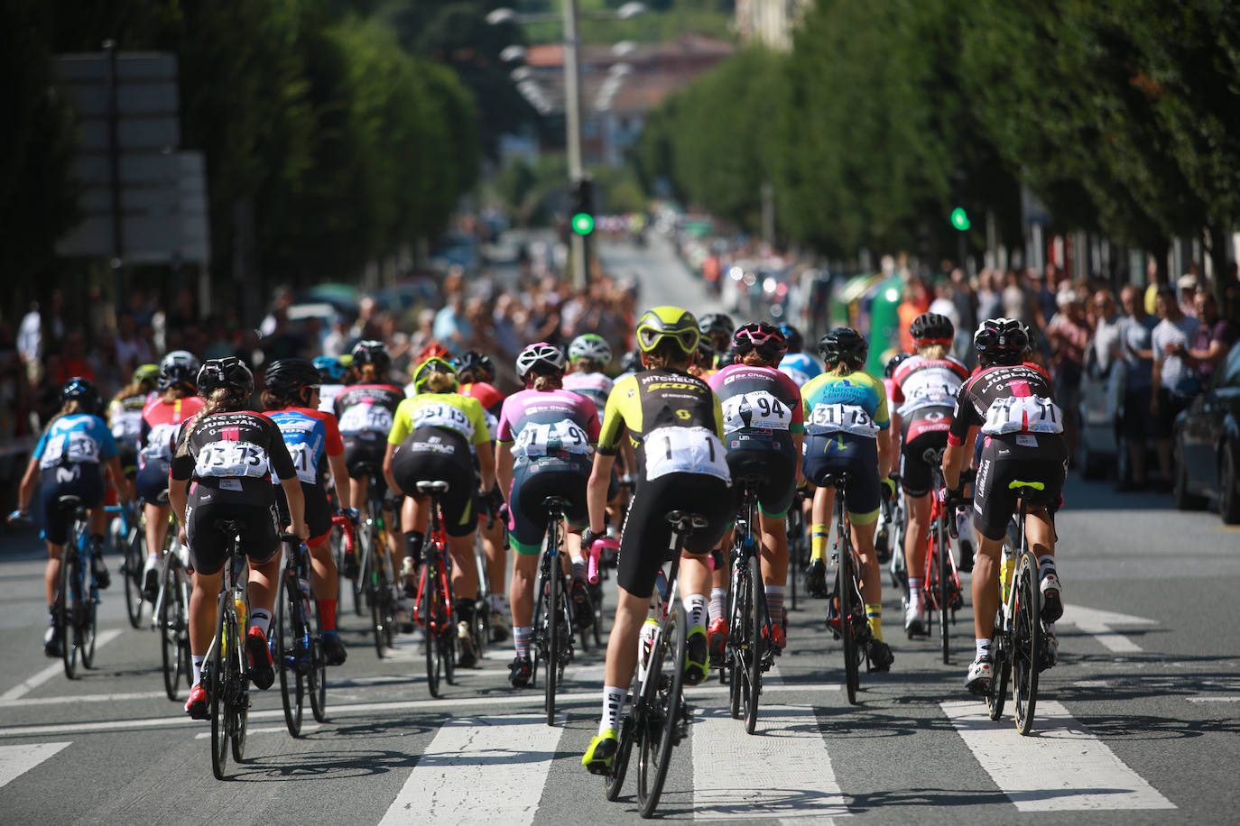 Emoción por todo lo alto en la disputa de la primera edición femenina de la Clásica de San Sebastián, con mucho público animando a las corredoras por todo el recorrido