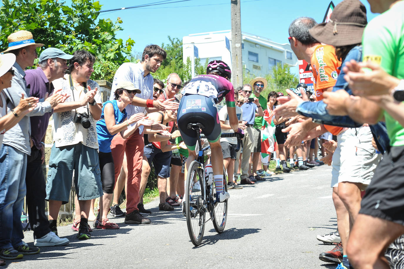 Emoción por todo lo alto en la disputa de la primera edición femenina de la Clásica de San Sebastián, con mucho público animando a las corredoras por todo el recorrido