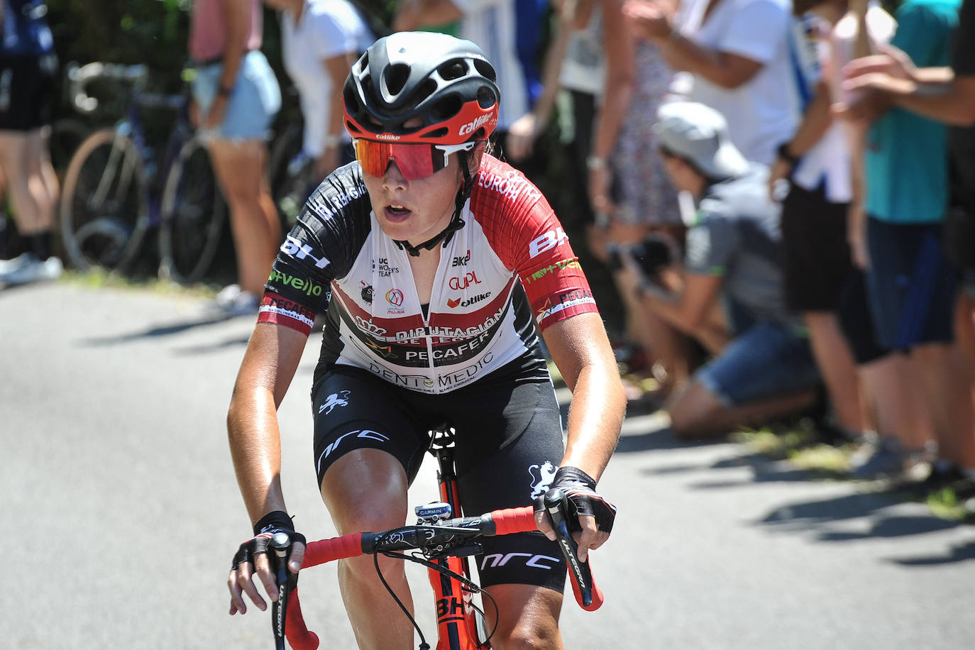 Emoción por todo lo alto en la disputa de la primera edición femenina de la Clásica de San Sebastián, con mucho público animando a las corredoras por todo el recorrido