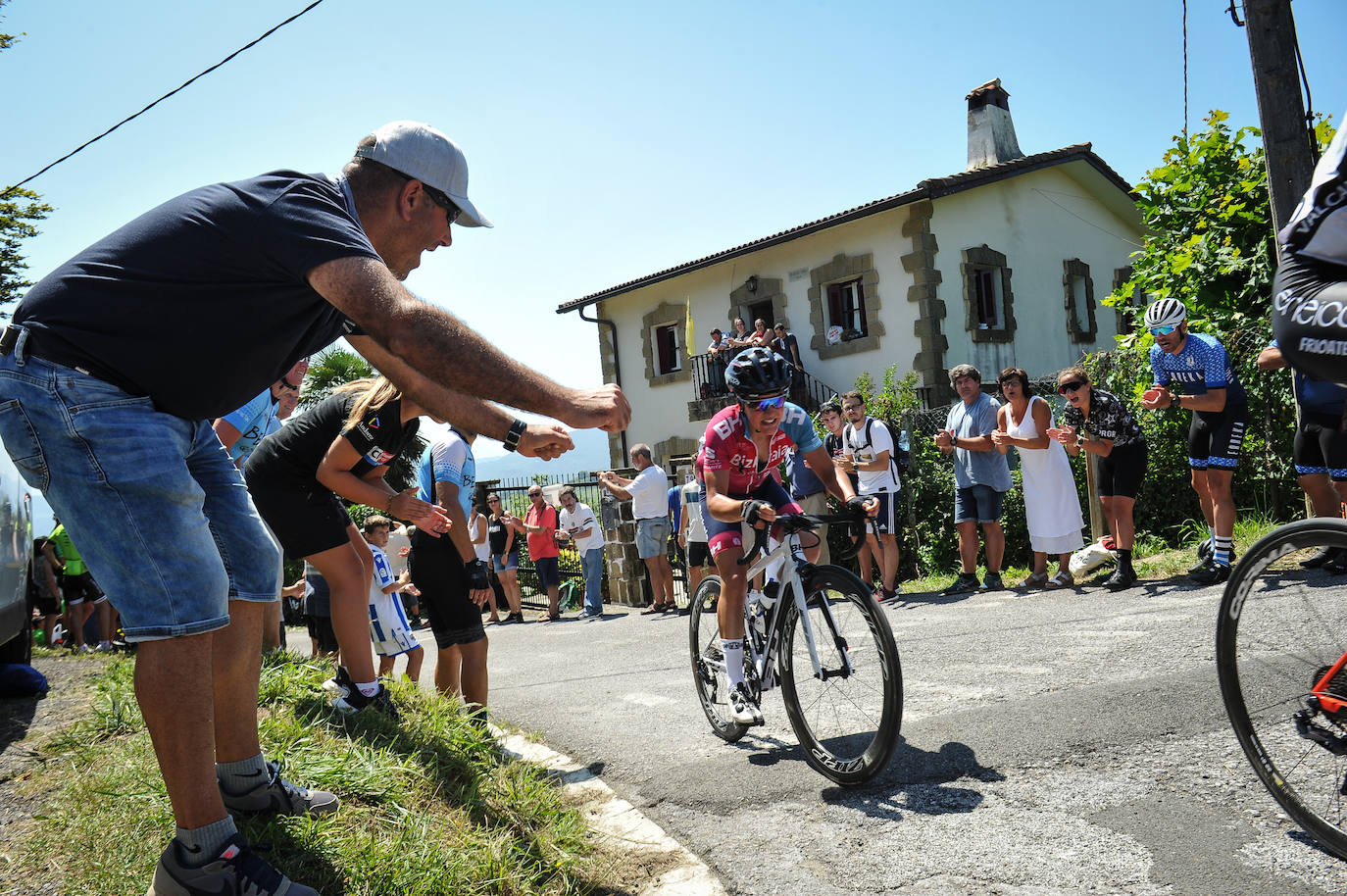 Emoción por todo lo alto en la disputa de la primera edición femenina de la Clásica de San Sebastián, con mucho público animando a las corredoras por todo el recorrido