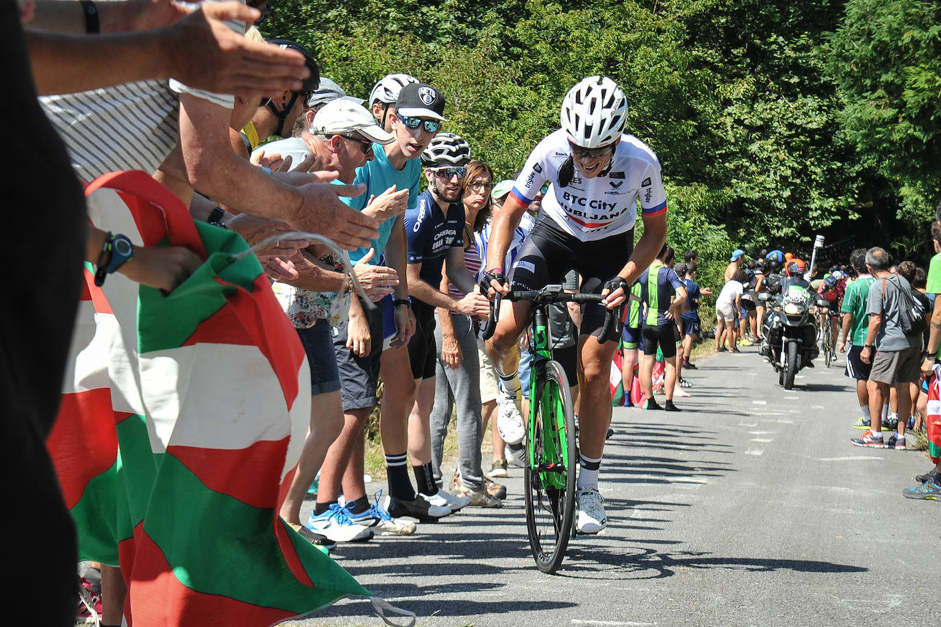 Emoción por todo lo alto en la disputa de la primera edición femenina de la Clásica de San Sebastián, con mucho público animando a las corredoras por todo el recorrido