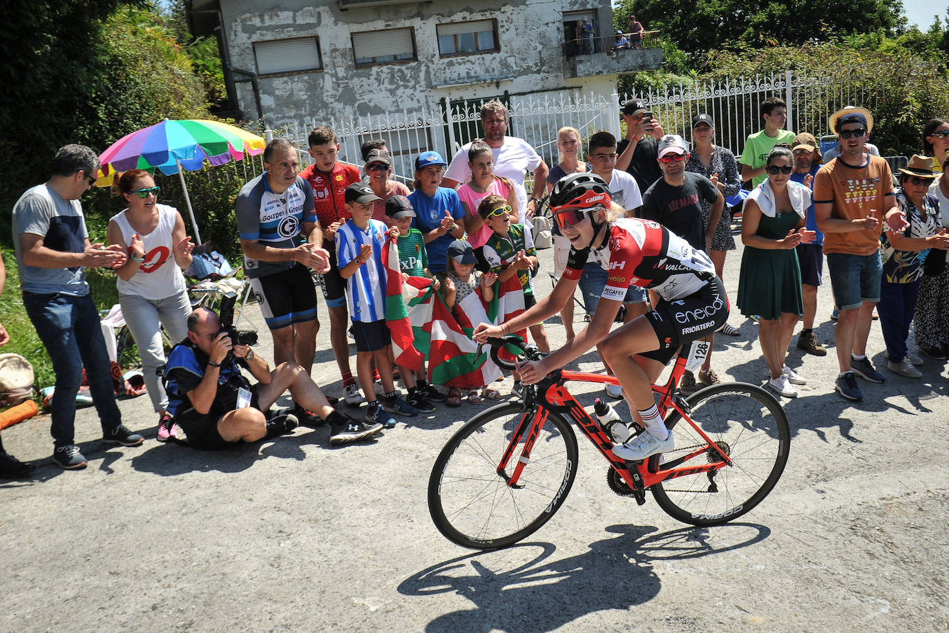 Emoción por todo lo alto en la disputa de la primera edición femenina de la Clásica de San Sebastián, con mucho público animando a las corredoras por todo el recorrido