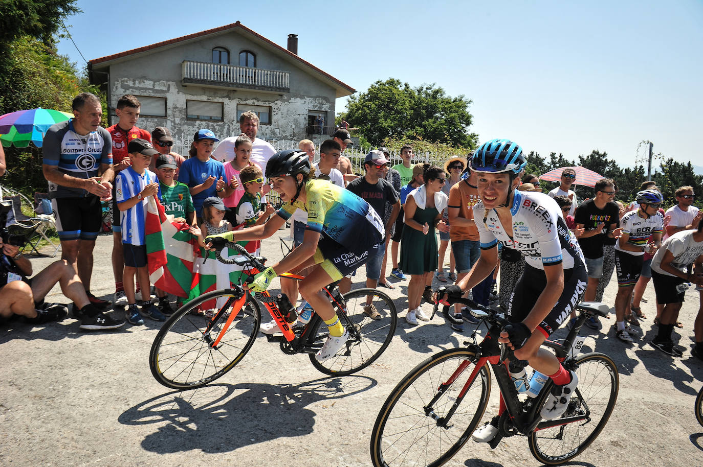 Emoción por todo lo alto en la disputa de la primera edición femenina de la Clásica de San Sebastián, con mucho público animando a las corredoras por todo el recorrido