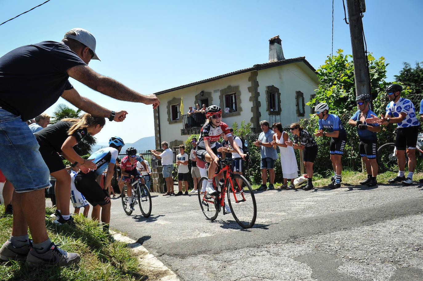 Emoción por todo lo alto en la disputa de la primera edición femenina de la Clásica de San Sebastián, con mucho público animando a las corredoras por todo el recorrido