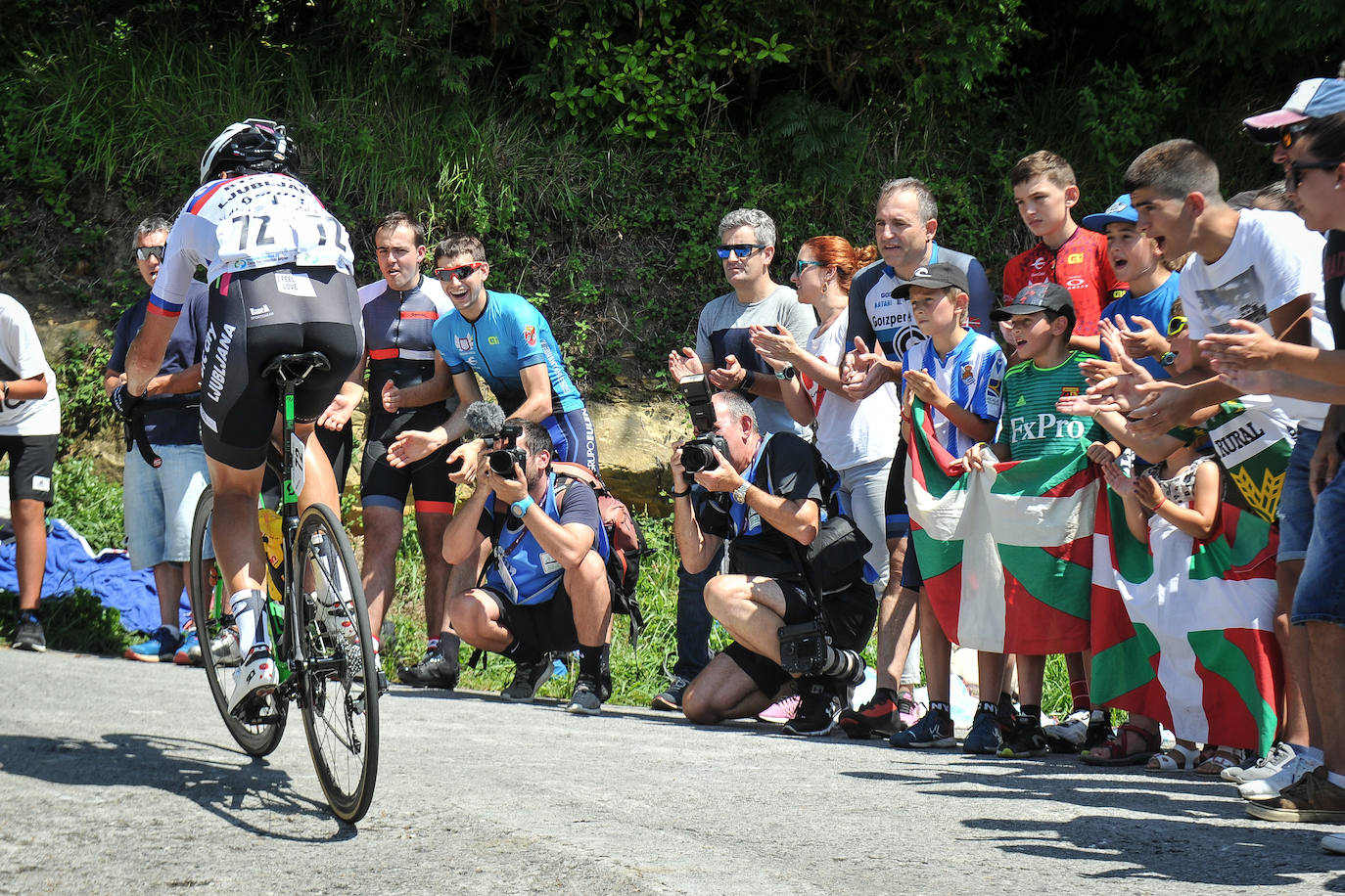 Emoción por todo lo alto en la disputa de la primera edición femenina de la Clásica de San Sebastián, con mucho público animando a las corredoras por todo el recorrido