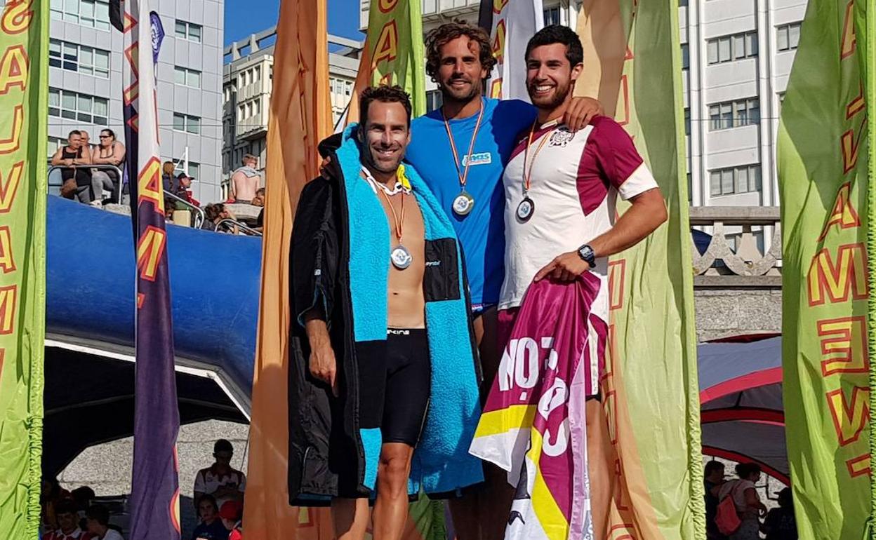 Guillermo Fidalgo (derecha) en el podio del nacional. 