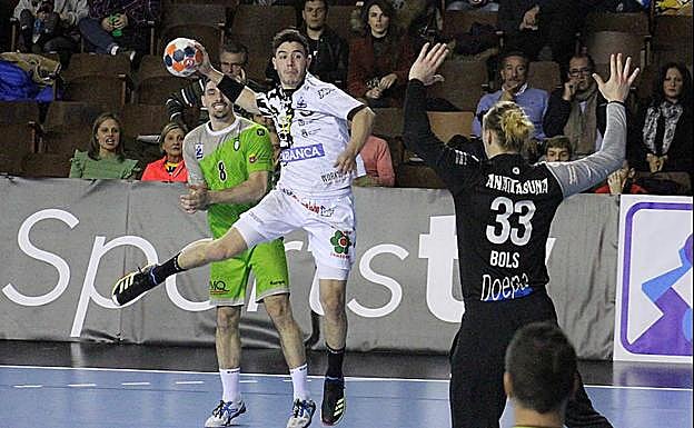 Jaime Fernández en un lance de un partido con el Abanca Ademar. 