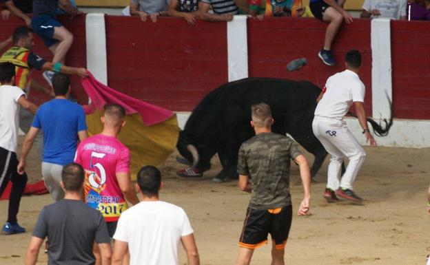 Momento de la cogida del joven en la plaza de toros.