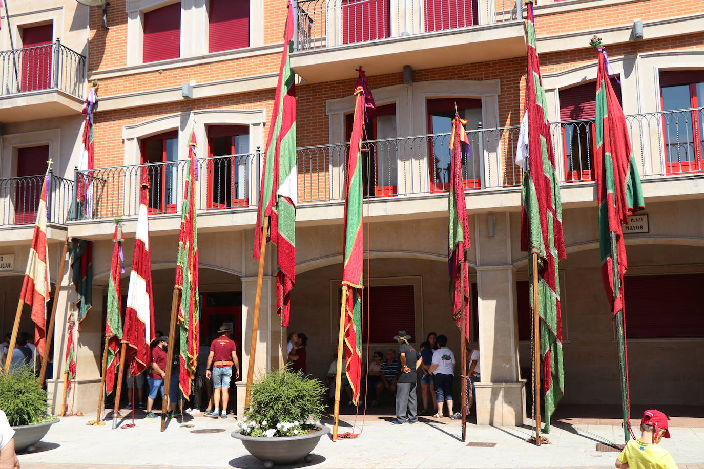 Los pendones de la comnarca lucen en el Día de Asturias en Valencia de Don Juan. 