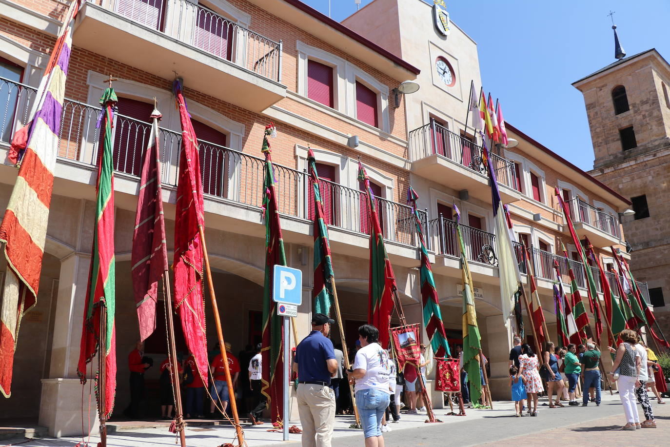 Los pendones de la comnarca lucen en el Día de Asturias en Valencia de Don Juan. 