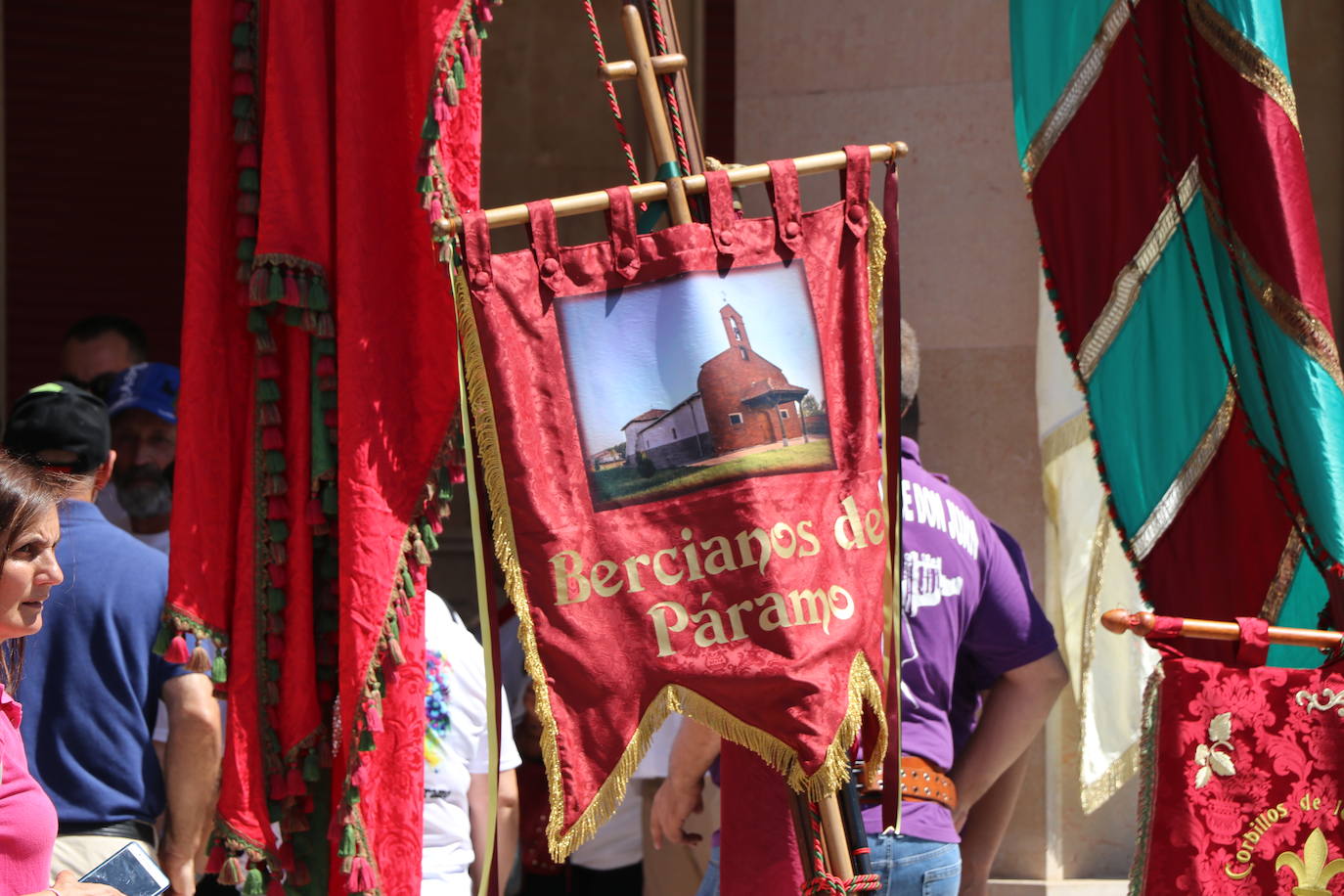 Los pendones de la comnarca lucen en el Día de Asturias en Valencia de Don Juan. 