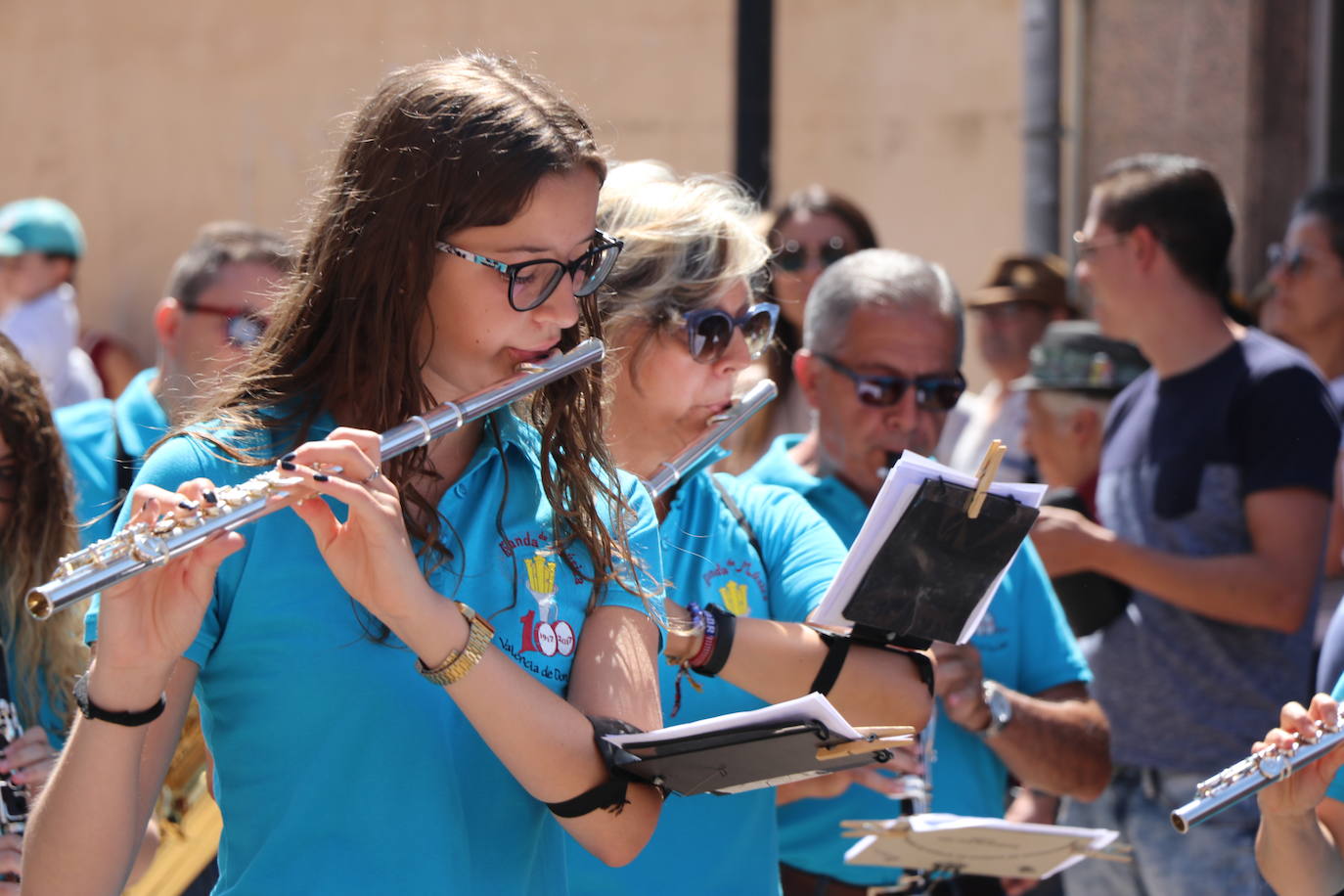 Los pendones de la comnarca lucen en el Día de Asturias en Valencia de Don Juan. 