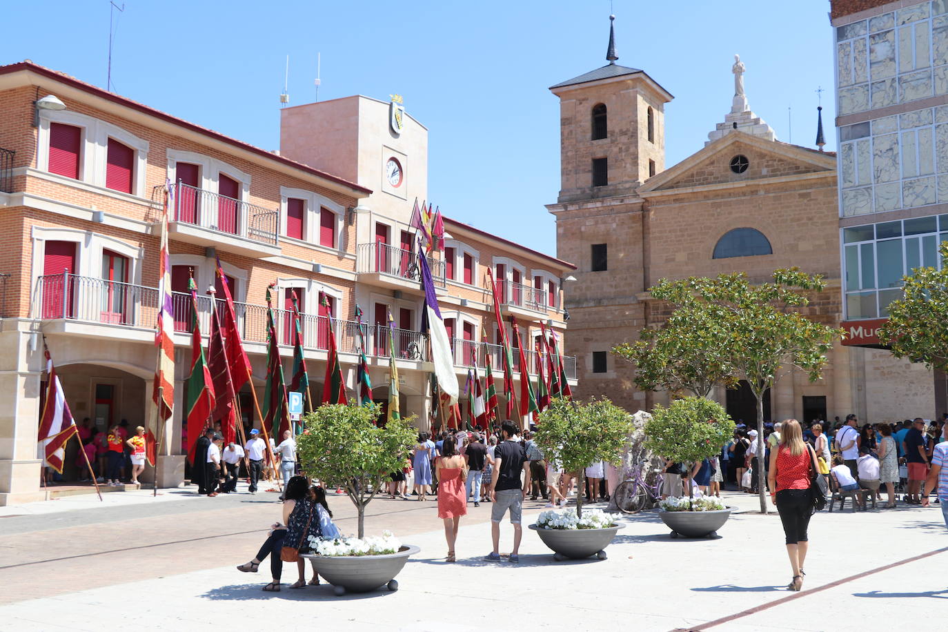 Los pendones de la comnarca lucen en el Día de Asturias en Valencia de Don Juan. 