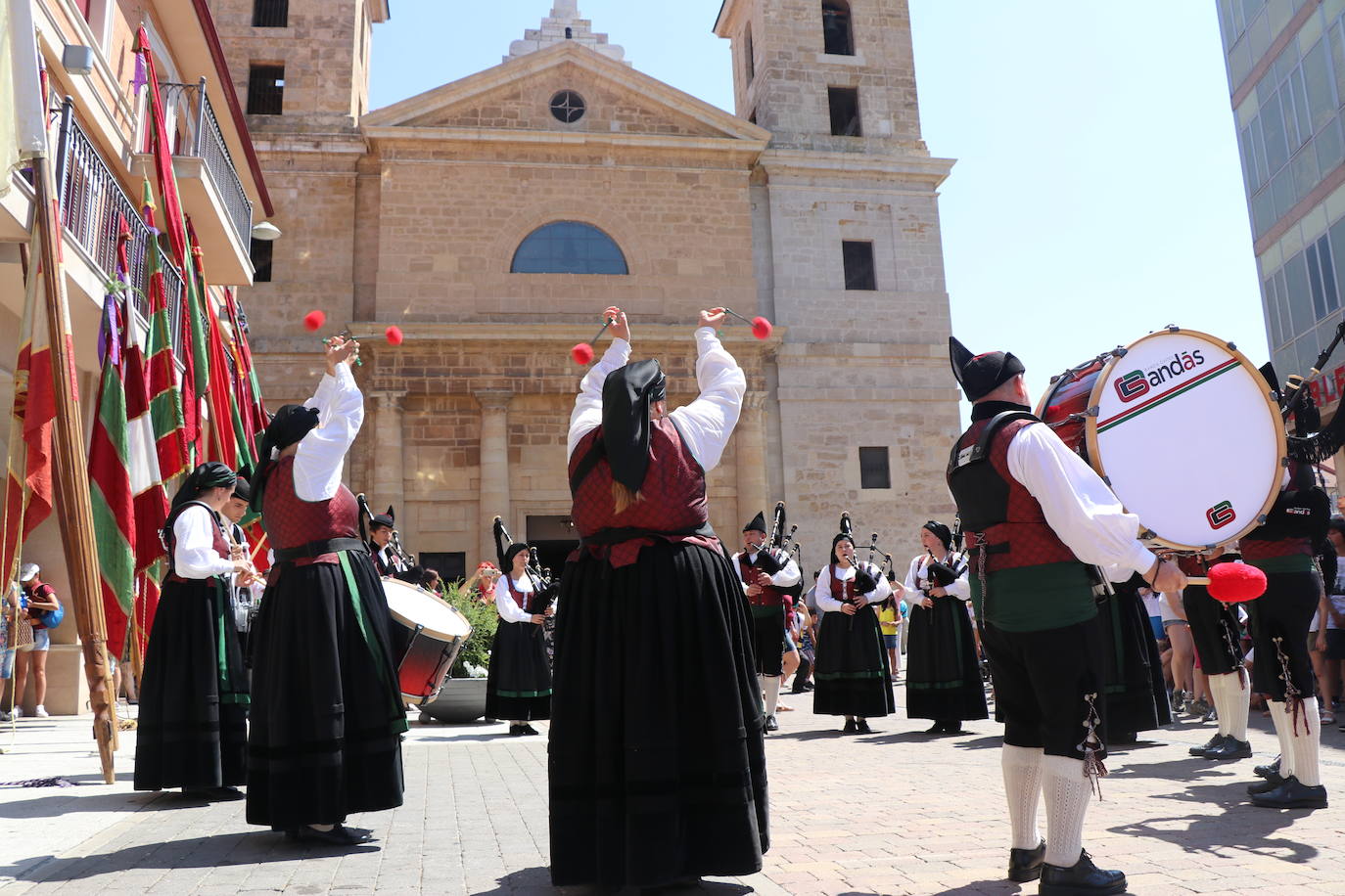Los pendones de la comnarca lucen en el Día de Asturias en Valencia de Don Juan. 