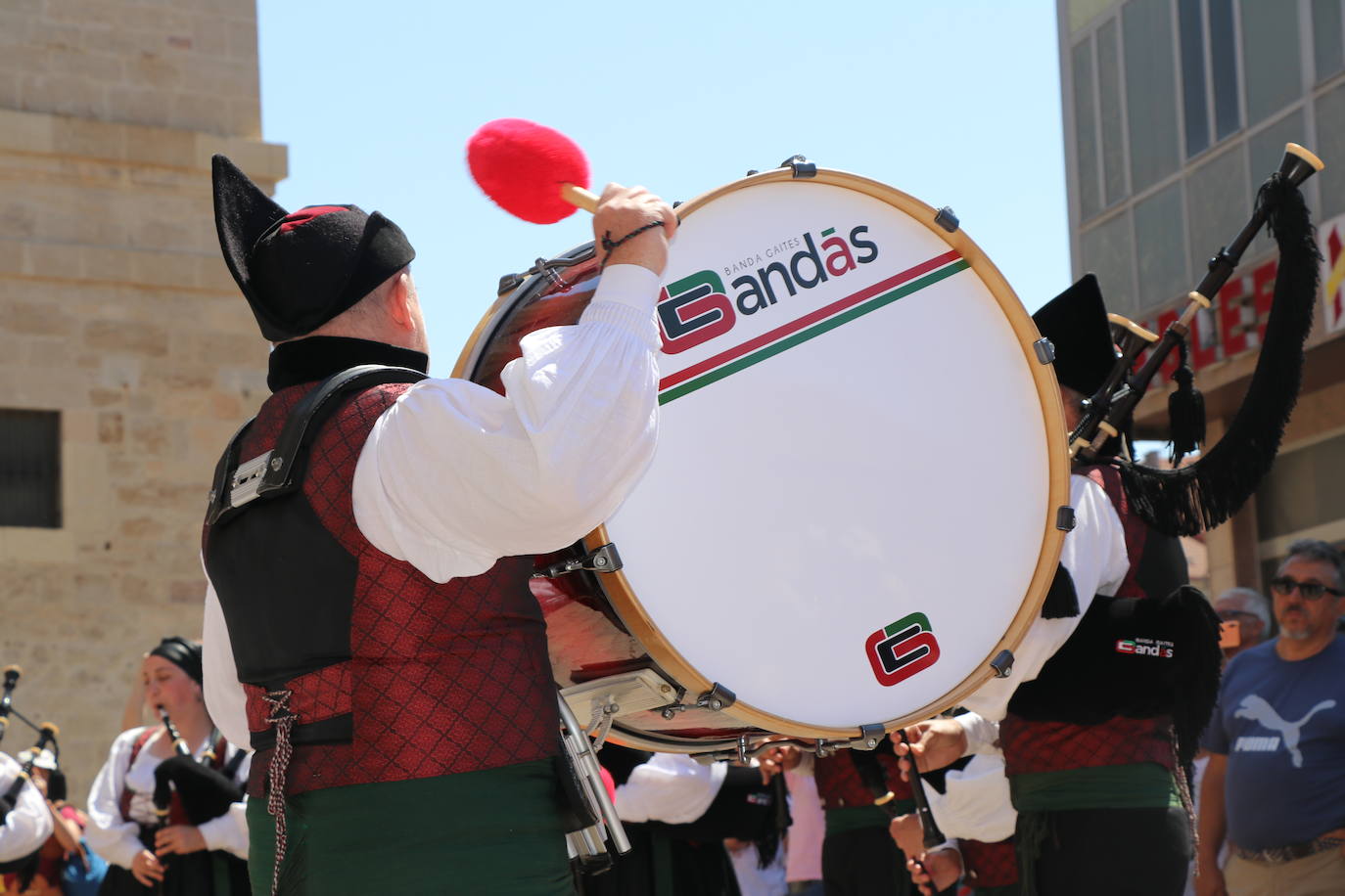 Los pendones de la comnarca lucen en el Día de Asturias en Valencia de Don Juan. 