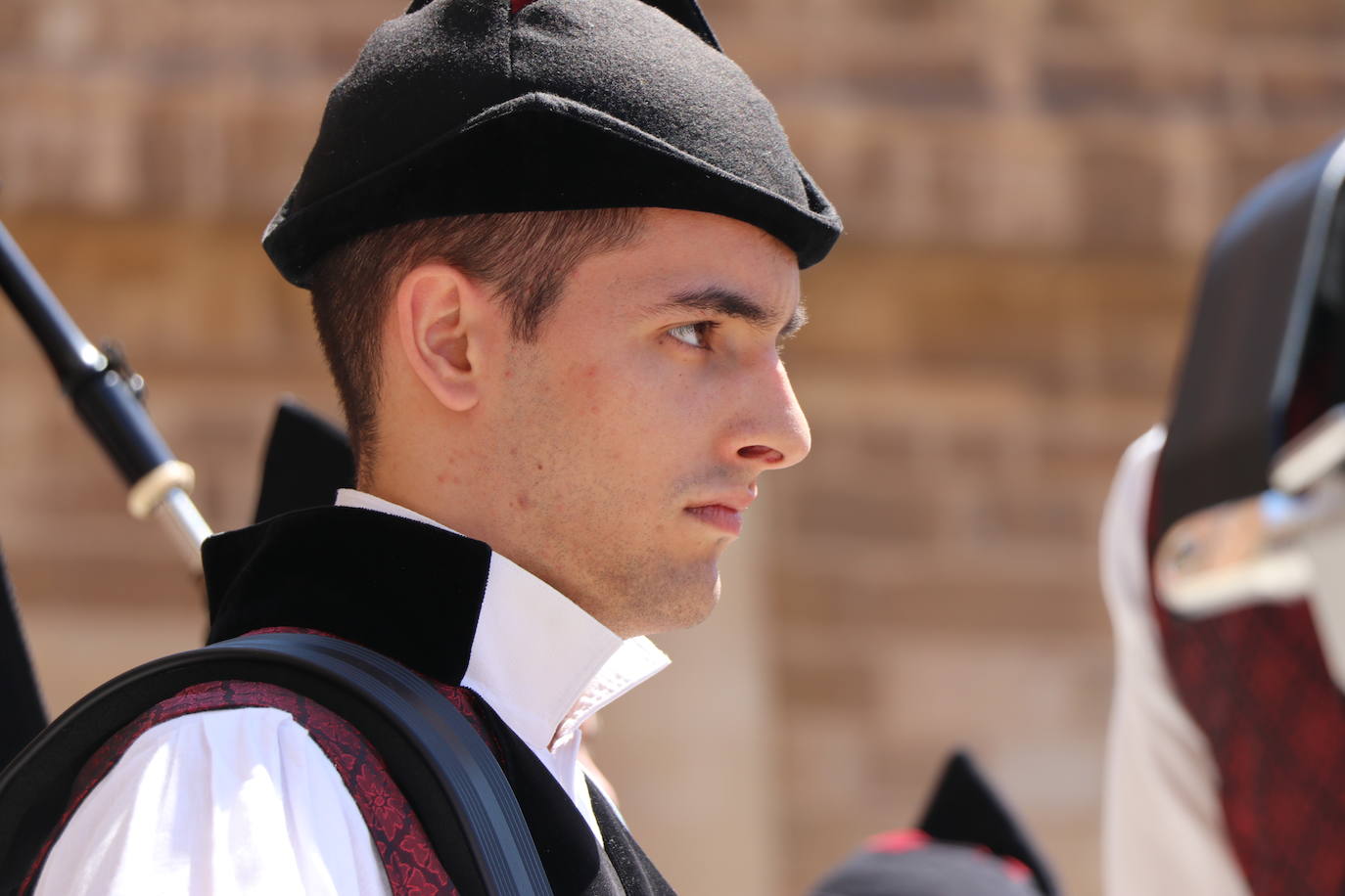 Los pendones de la comnarca lucen en el Día de Asturias en Valencia de Don Juan. 