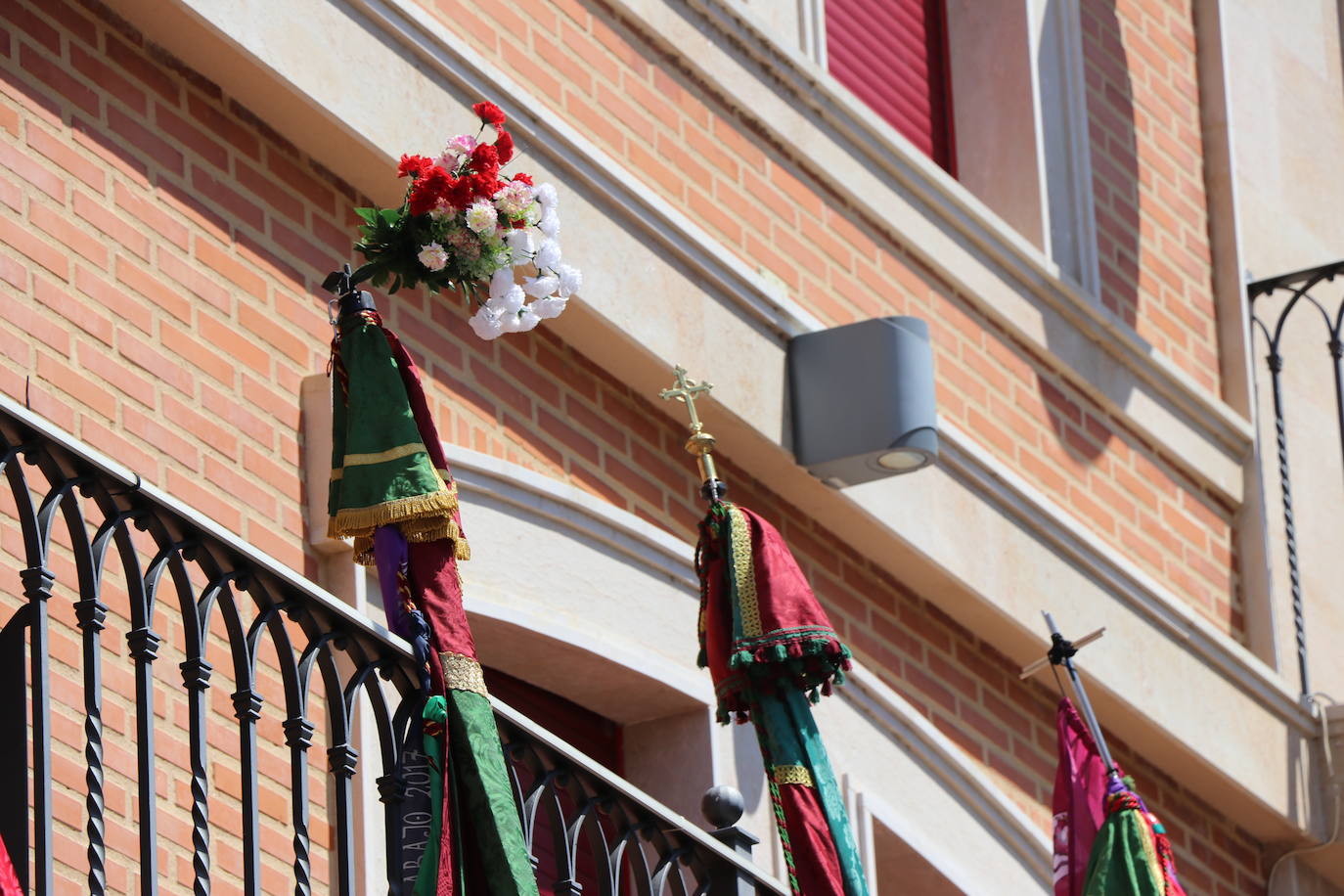 Los pendones de la comnarca lucen en el Día de Asturias en Valencia de Don Juan. 