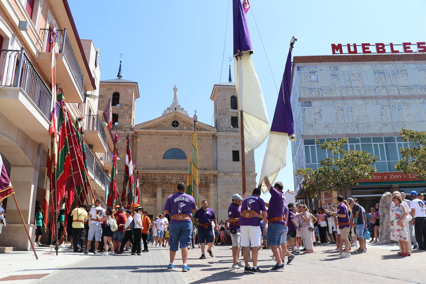 Los pendones de la comnarca lucen en el Día de Asturias en Valencia de Don Juan. 