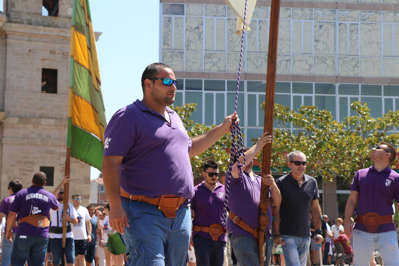Los pendones de la comnarca lucen en el Día de Asturias en Valencia de Don Juan. 