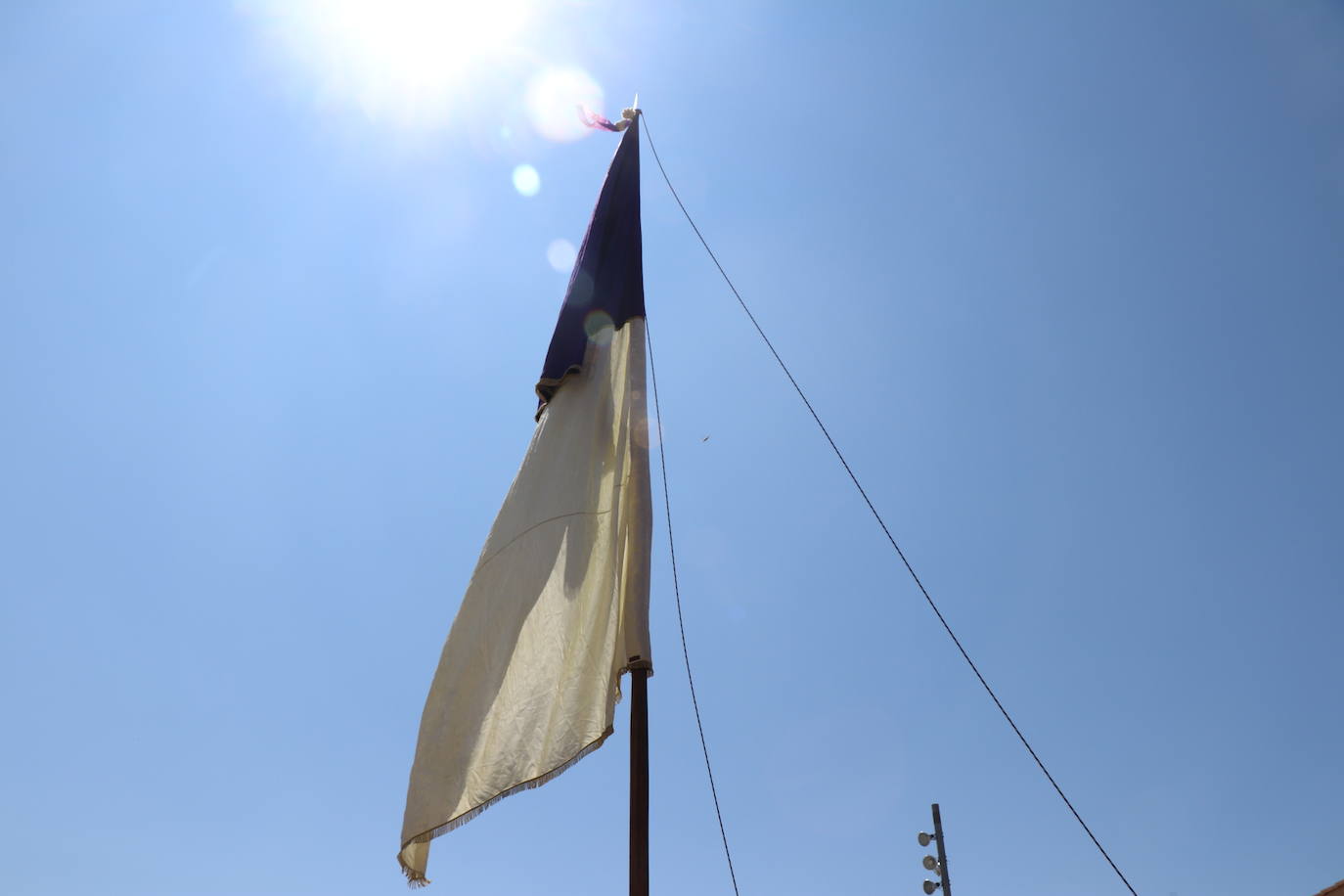 Los pendones de la comnarca lucen en el Día de Asturias en Valencia de Don Juan. 