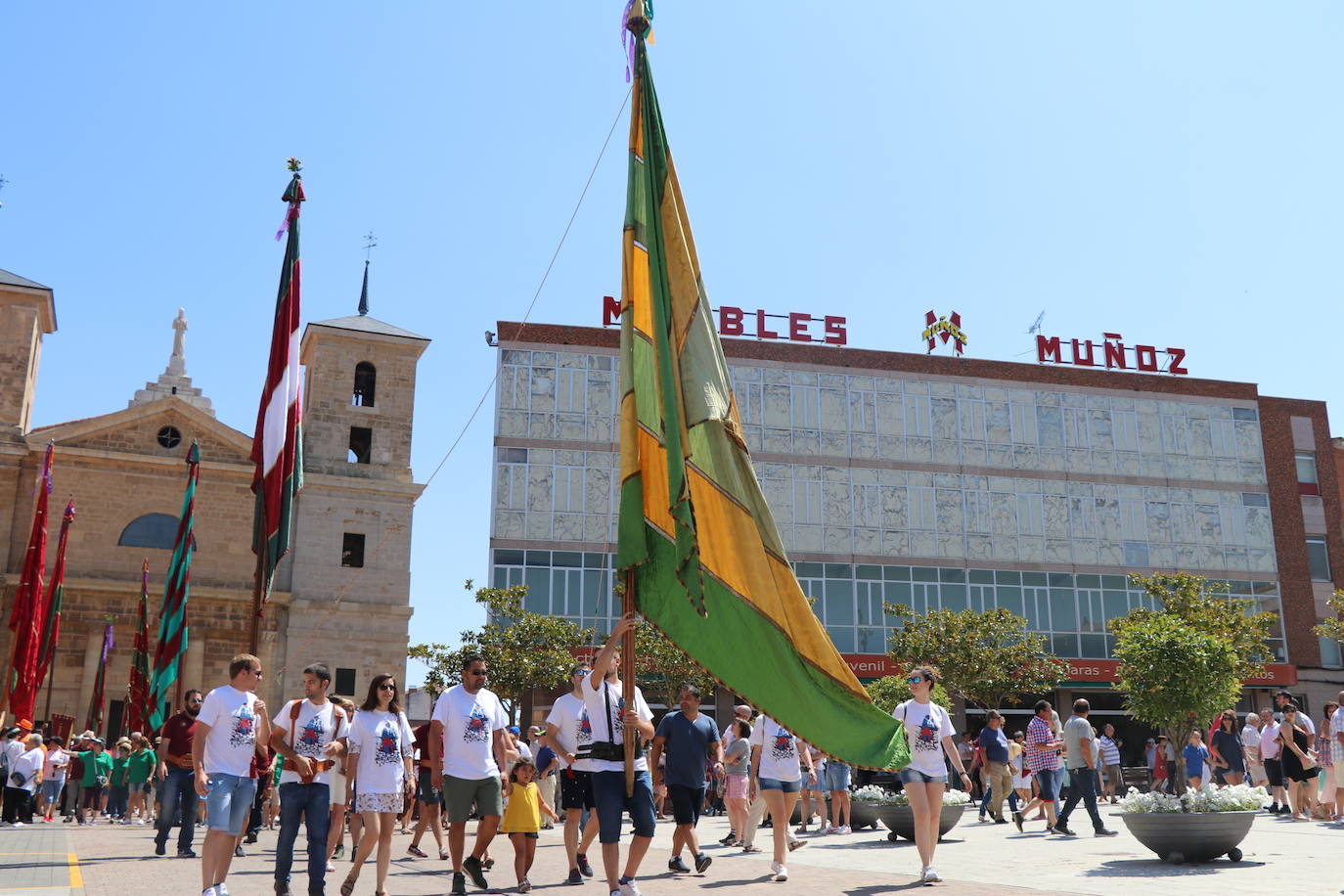 Los pendones de la comnarca lucen en el Día de Asturias en Valencia de Don Juan. 