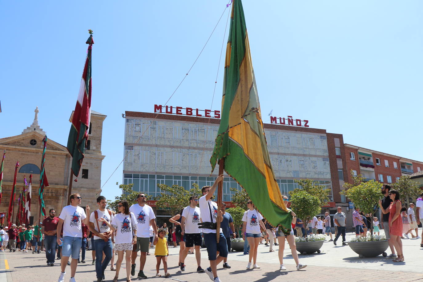 Los pendones de la comnarca lucen en el Día de Asturias en Valencia de Don Juan. 