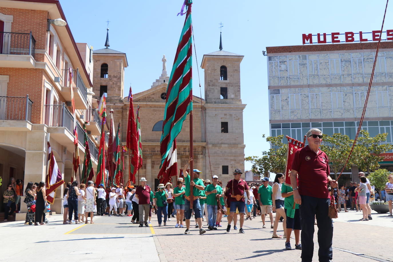 Los pendones de la comnarca lucen en el Día de Asturias en Valencia de Don Juan. 